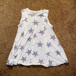Altar’d State Star ( no sleeve) Blouse